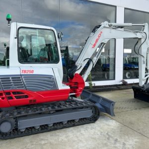 MINIEXCAVADORA TAKEUCHI TB250