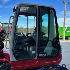 MINIEXCAVADORA TAKEUCHI TB250
