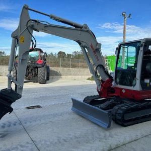MINIEXCAVADORA TAKEUCHI TB250