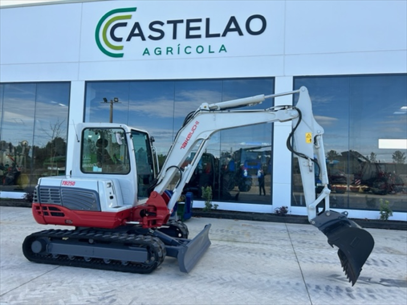 MINIEXCAVADORA TAKEUCHI TB250