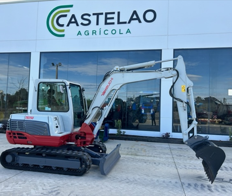 MINIEXCAVADORA TAKEUCHI TB250