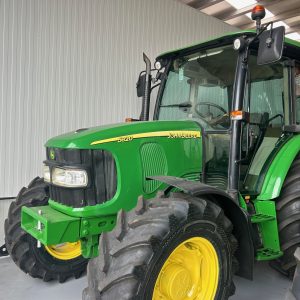 TRACTOR JOHN DEERE 5820
