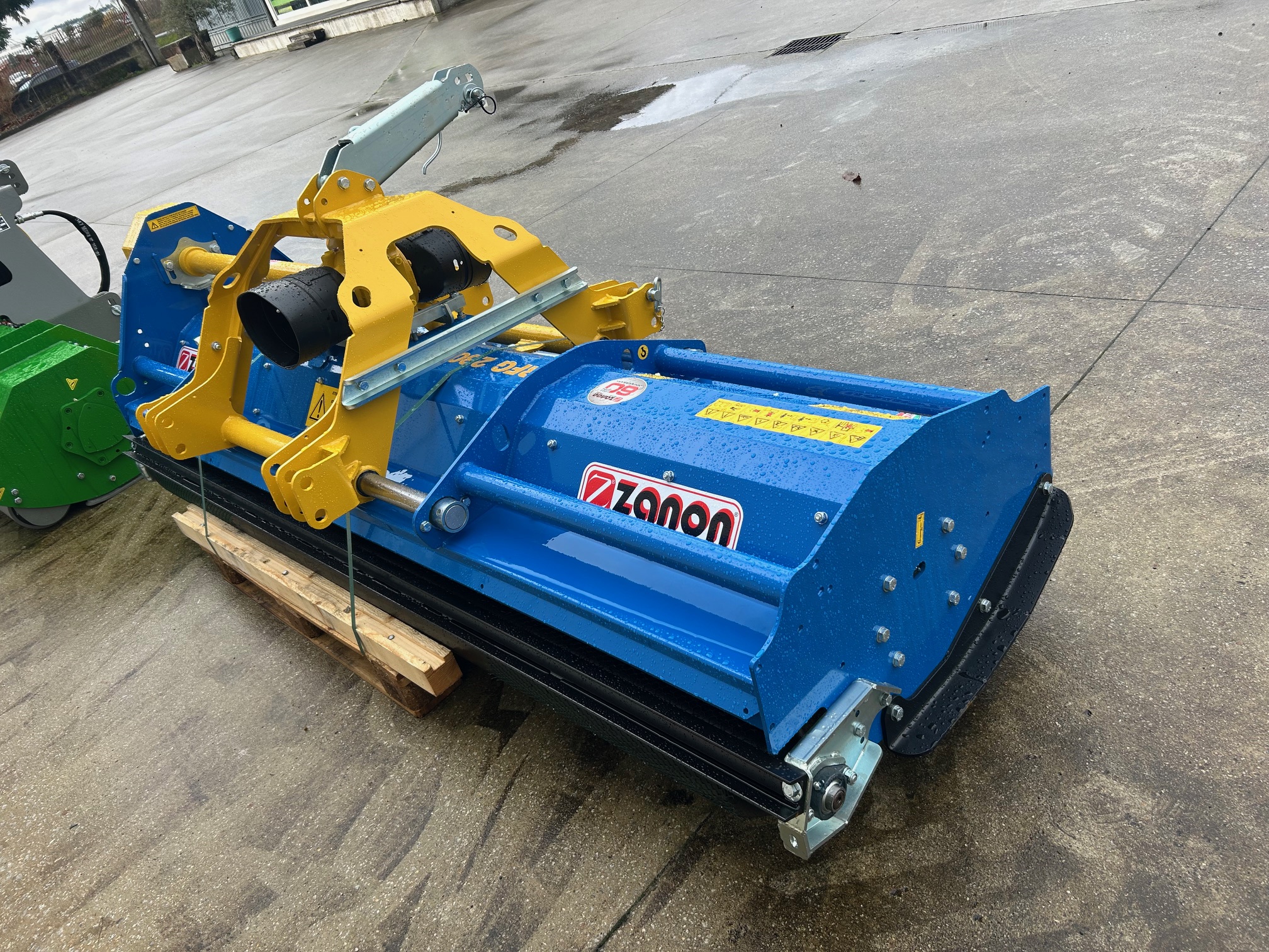 img-9535-2025-12-26-1.jpg TRITURADORA ZANON DE PRADERAS 2800 REVERSIBLE DESPLAZABLE