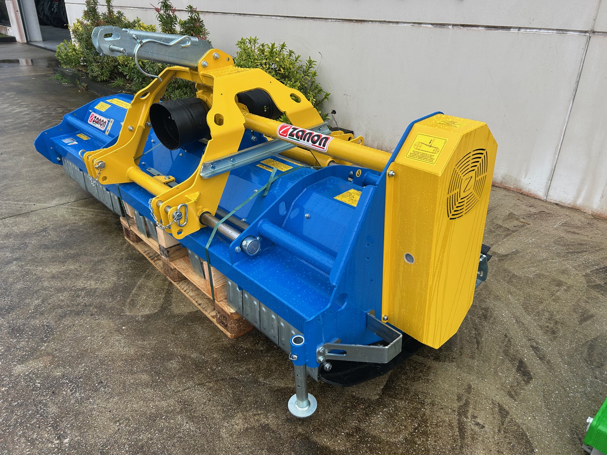 img-9538-2025-12-26-1.jpg TRITURADORA ZANON DE PRADERAS 2800 REVERSIBLE DESPLAZABLE