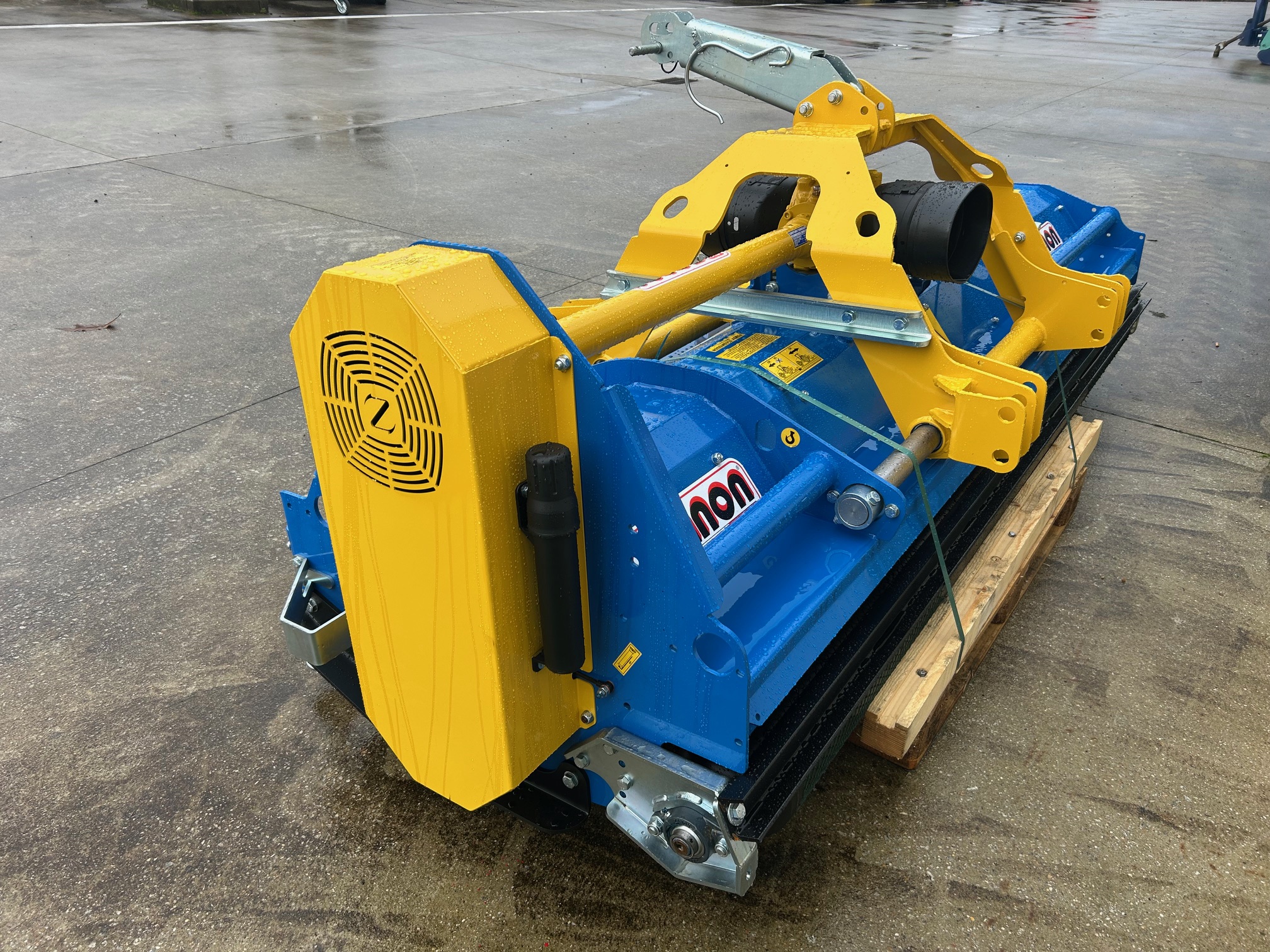 img-9540-2025-12-26-1.jpg TRITURADORA ZANON DE PRADERAS 2800 REVERSIBLE DESPLAZABLE