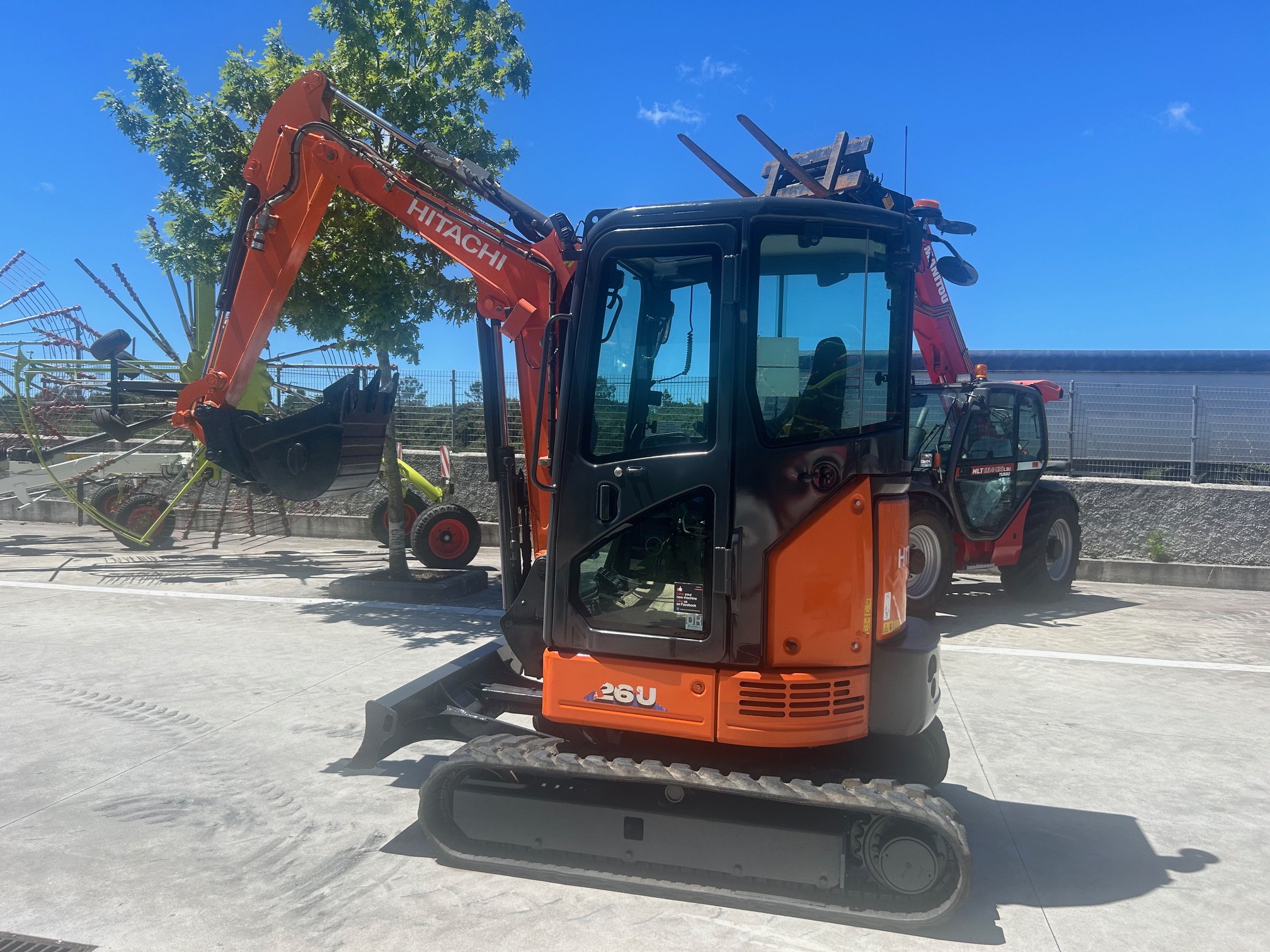 img-3535-2026-01-02.jpg MINIEXCAVADORA HITACHI ZX26