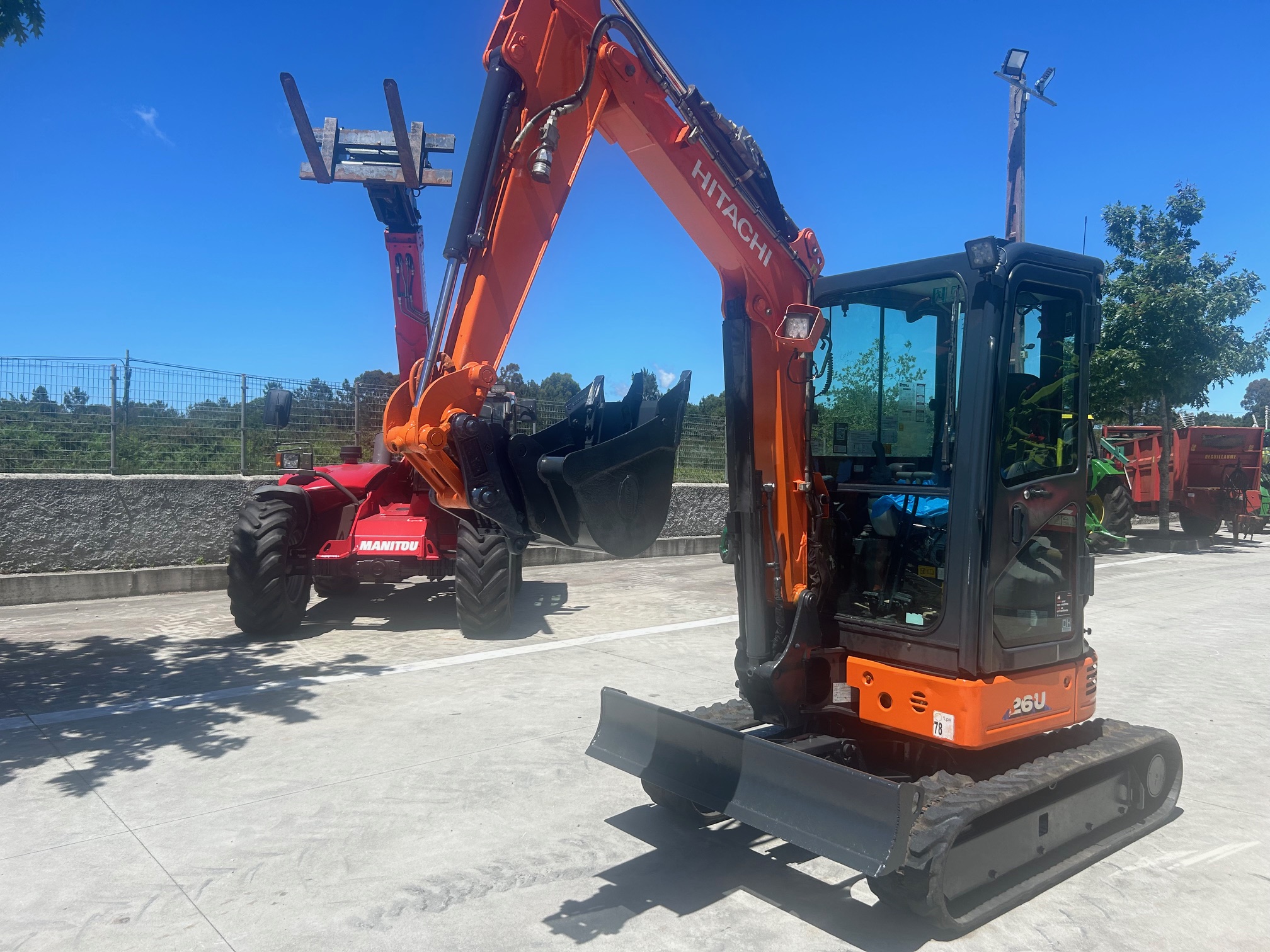 img-3537-2026-01-02.jpg MINIEXCAVADORA HITACHI ZX26