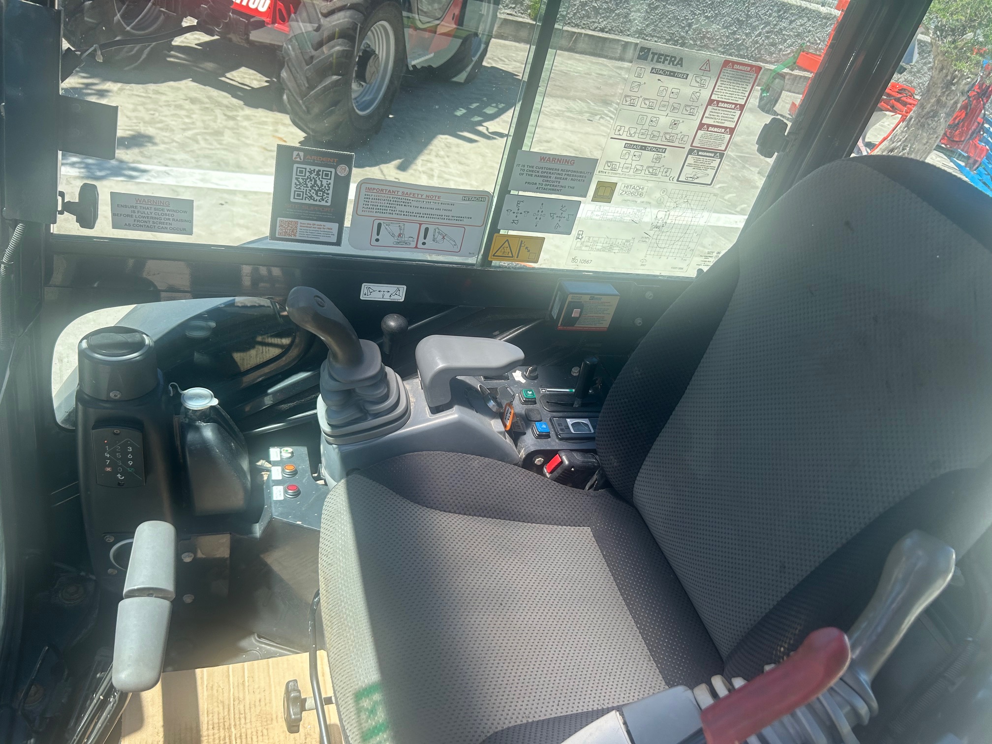 img-3538-2026-01-02.jpg MINIEXCAVADORA HITACHI ZX26