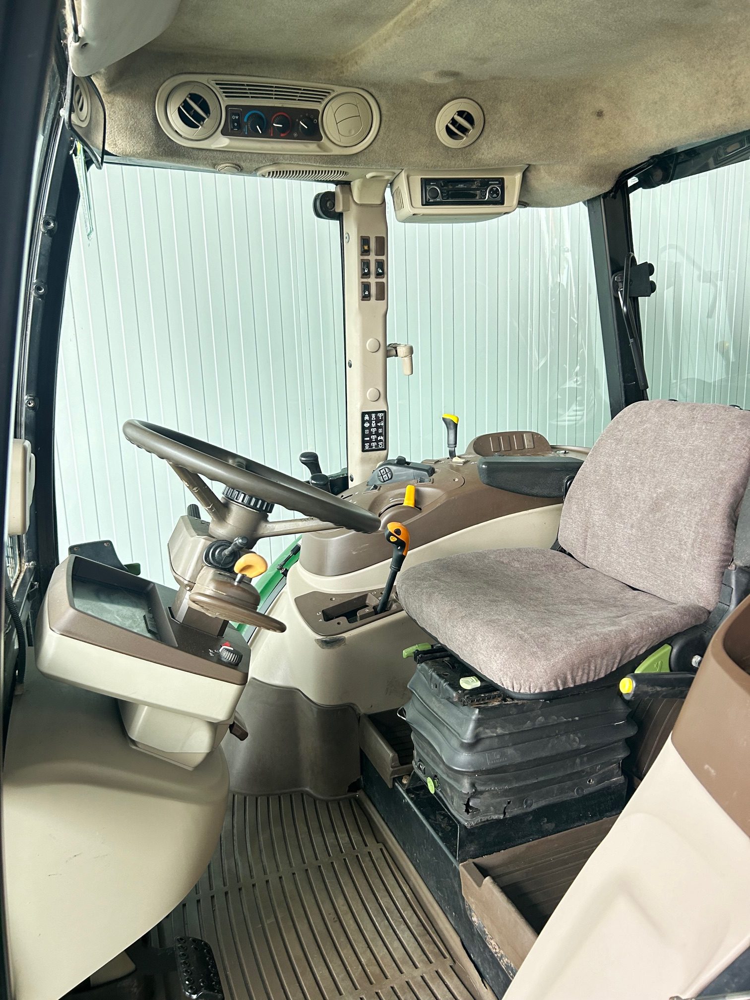 img-8937-2026-01-02.jpg TRACTOR JOHN DEERE 5820