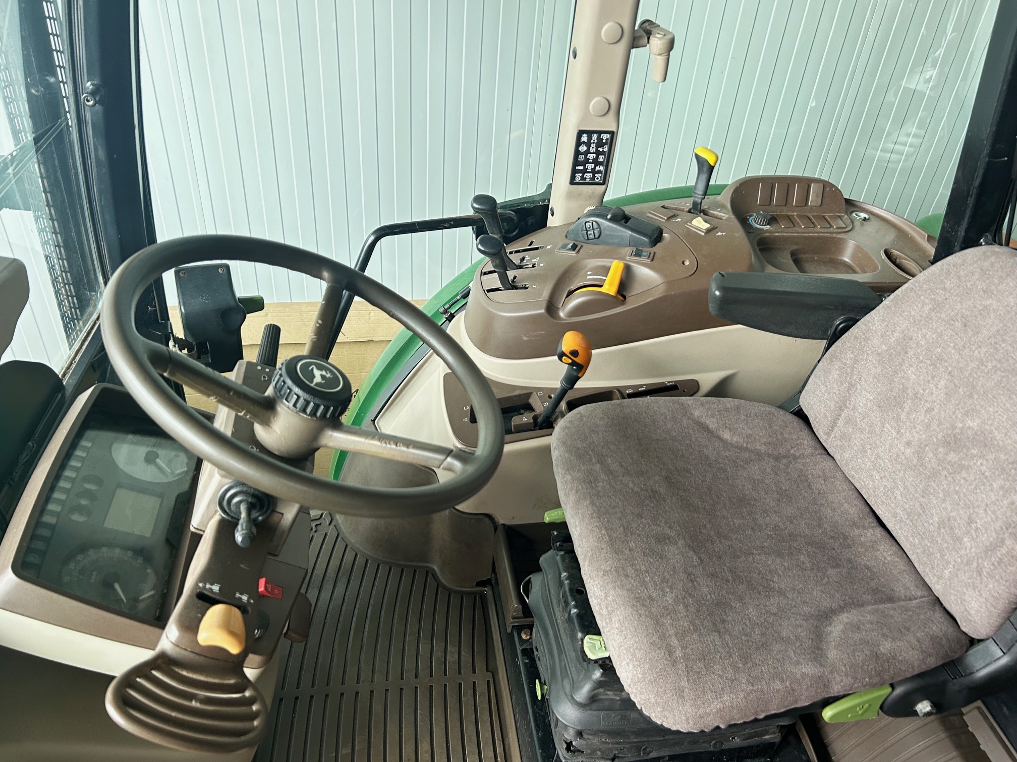 img-8938-2026-01-02.jpg TRACTOR JOHN DEERE 5820