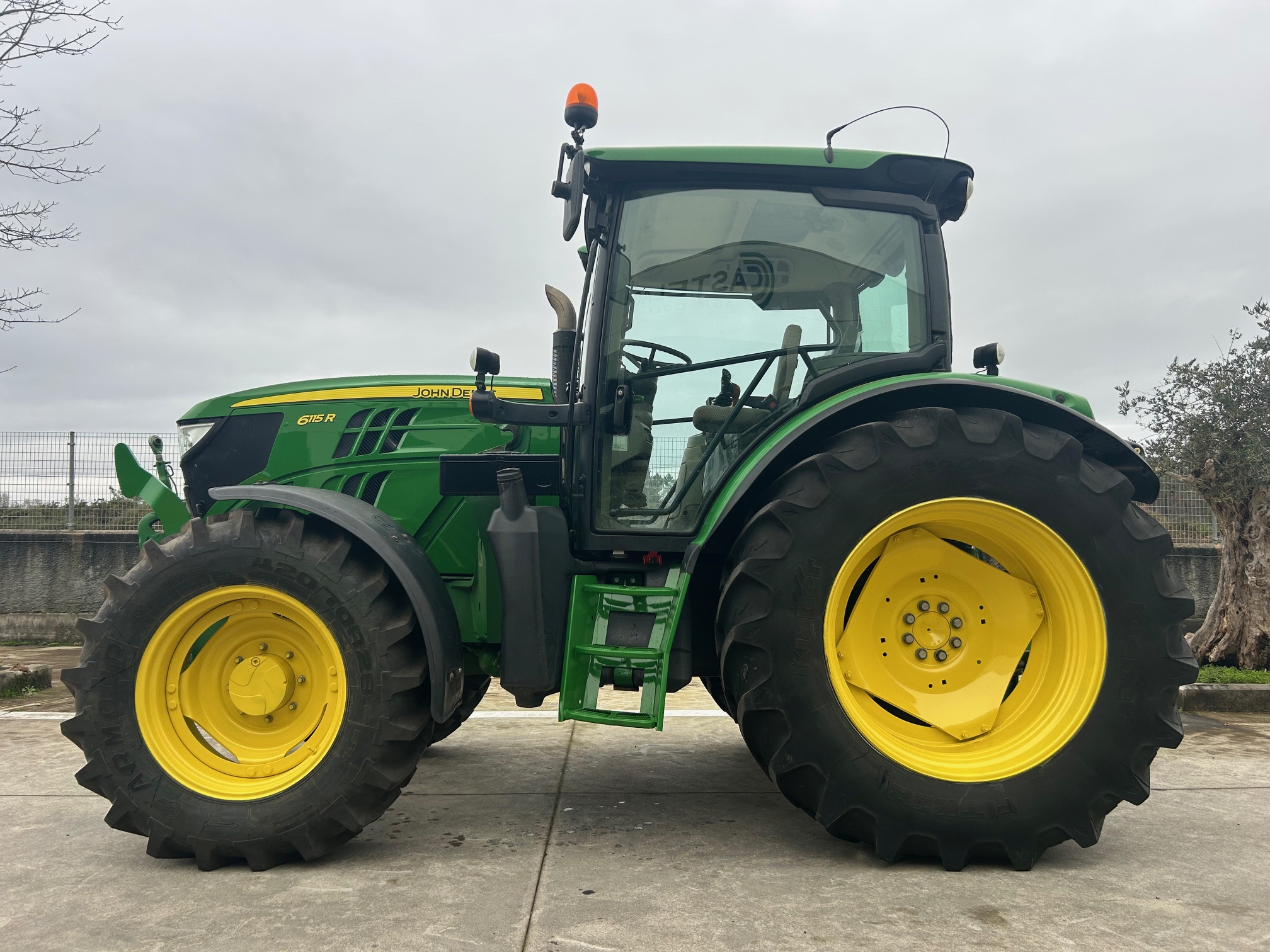 img-9141-2026-01-02.jpg TRACTOR JOHN DEERE 6115 R CON PALA MX T412