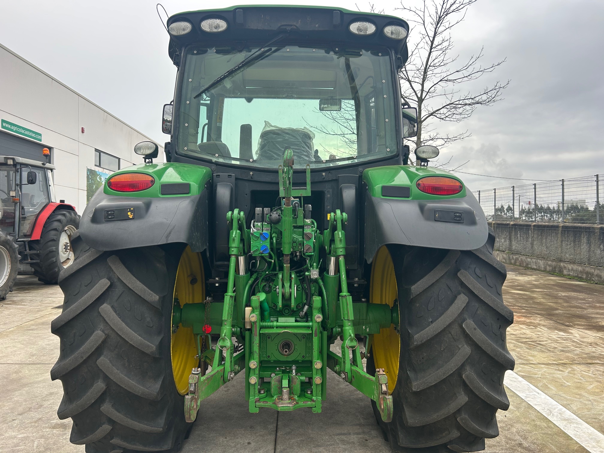 img-9143-2026-01-02.jpg TRACTOR JOHN DEERE 6115 R CON PALA MX T412