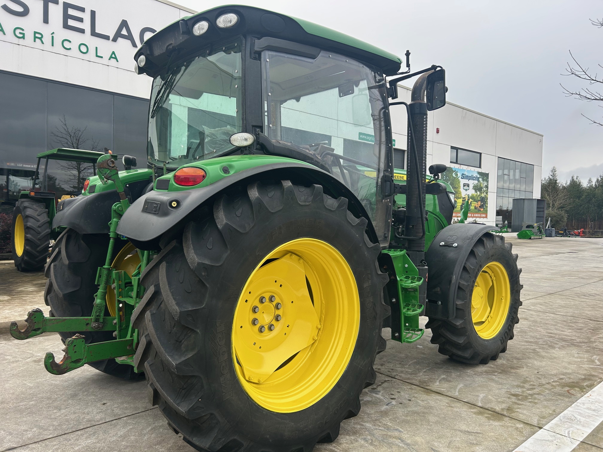 img-9144-2026-01-02.jpg TRACTOR JOHN DEERE 6115 R CON PALA MX T412