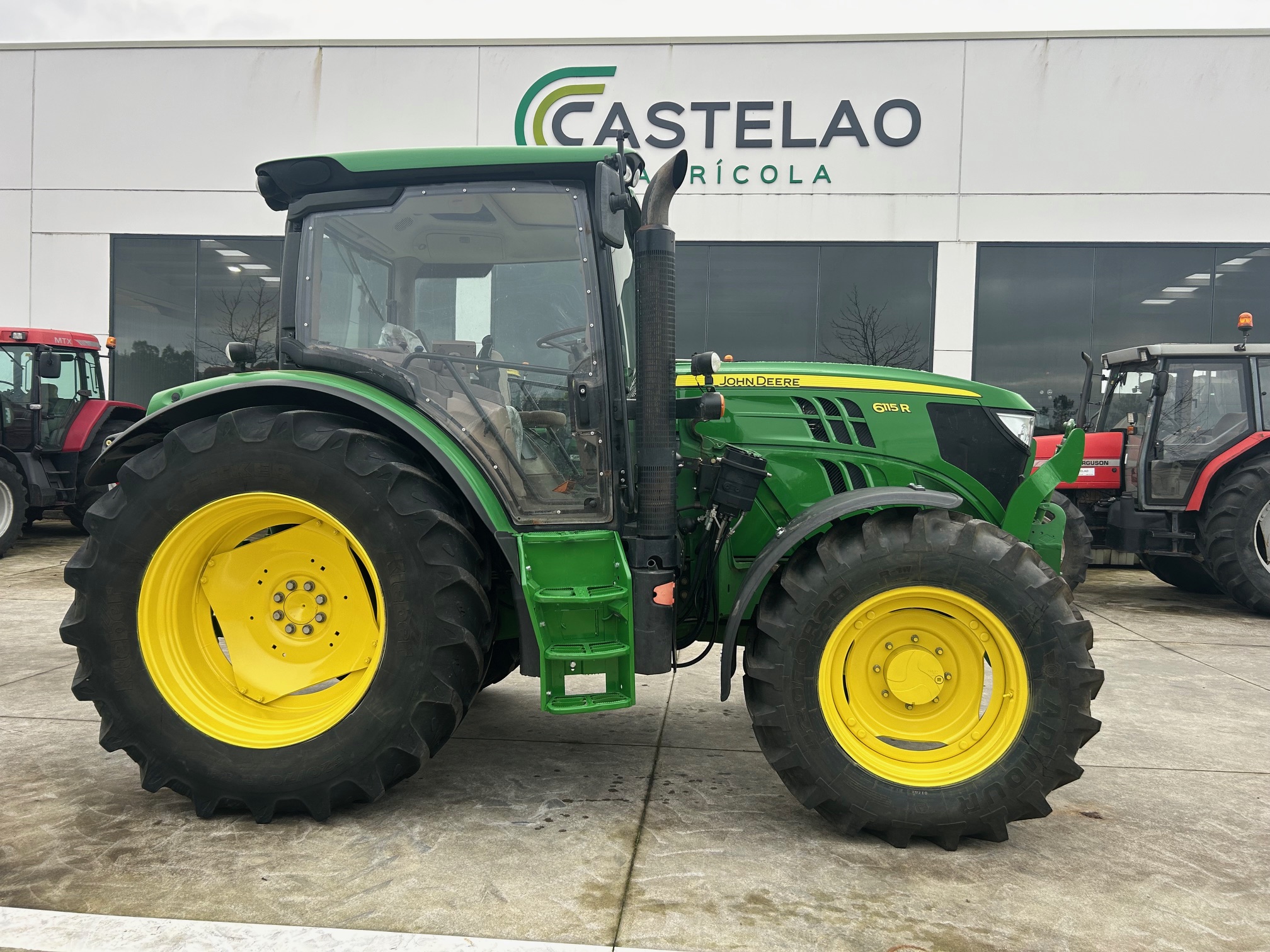 img-9145-2026-01-02.jpg TRACTOR JOHN DEERE 6115 R CON PALA MX T412