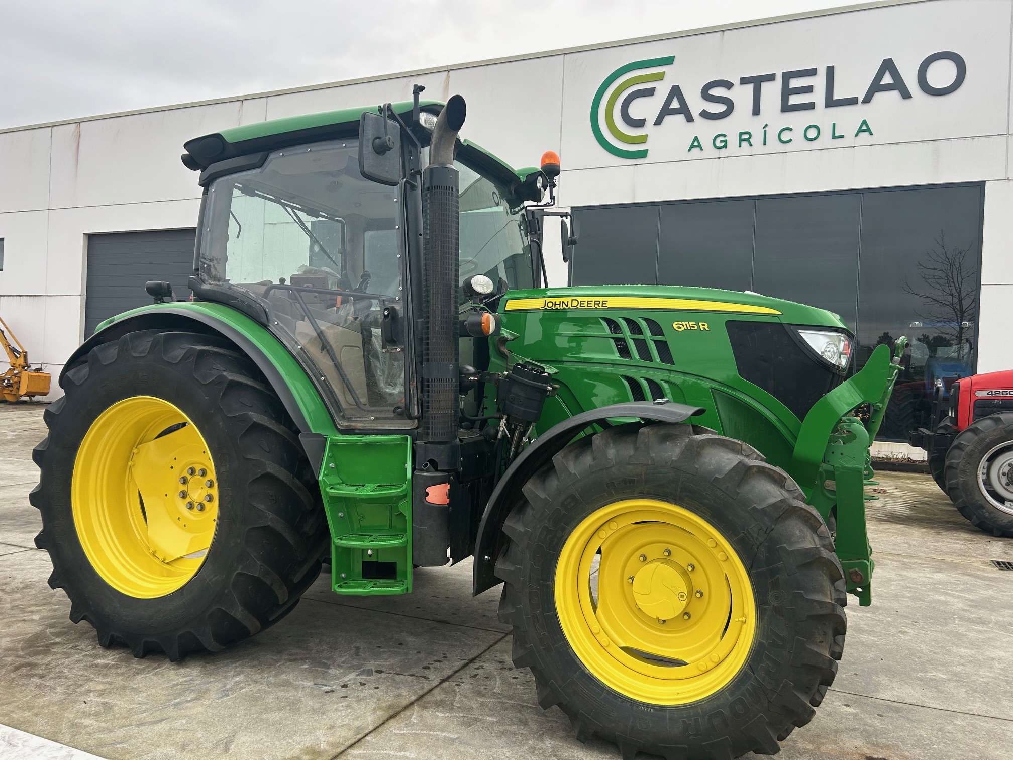 img-9146-2026-01-02.jpg TRACTOR JOHN DEERE 6115 R CON PALA MX T412