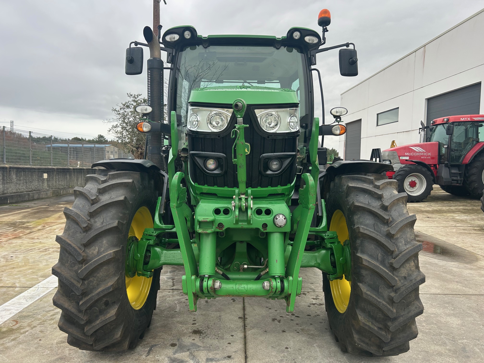 img-9148-2026-01-02.jpg TRACTOR JOHN DEERE 6115 R CON PALA MX T412