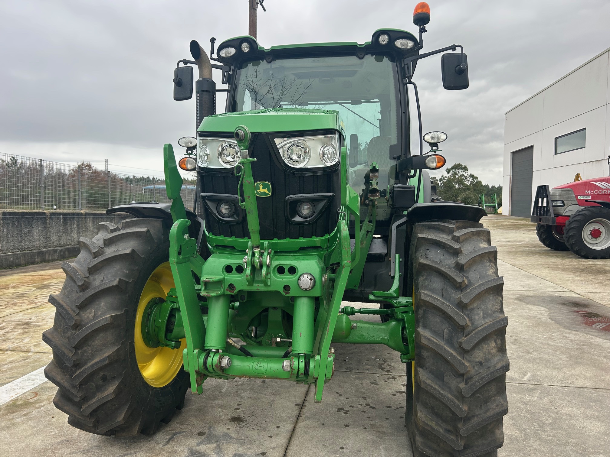 img-9149-2026-01-02.jpg TRACTOR JOHN DEERE 6115 R CON PALA MX T412