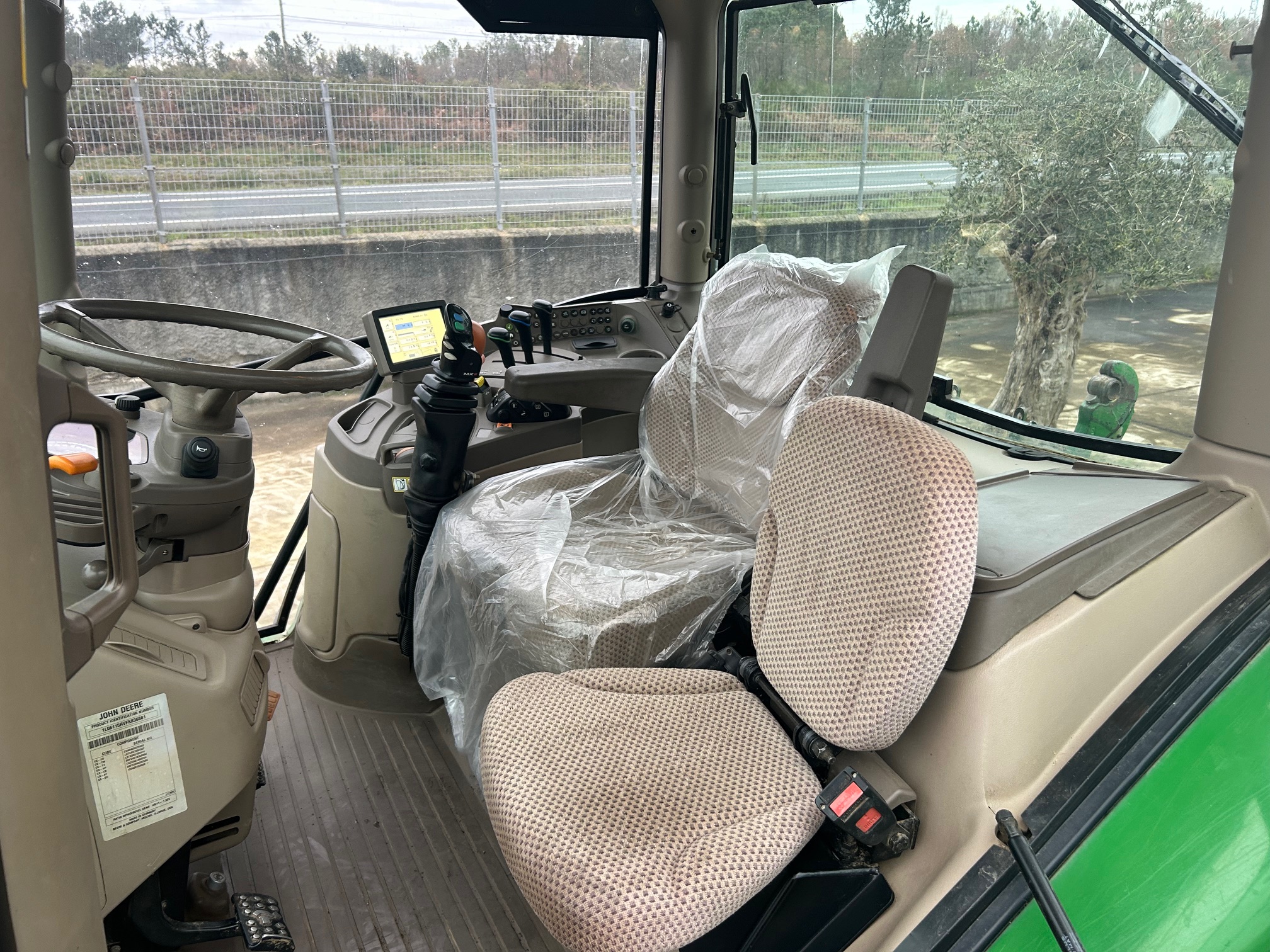 img-9150-2026-01-02.jpg TRACTOR JOHN DEERE 6115 R CON PALA MX T412