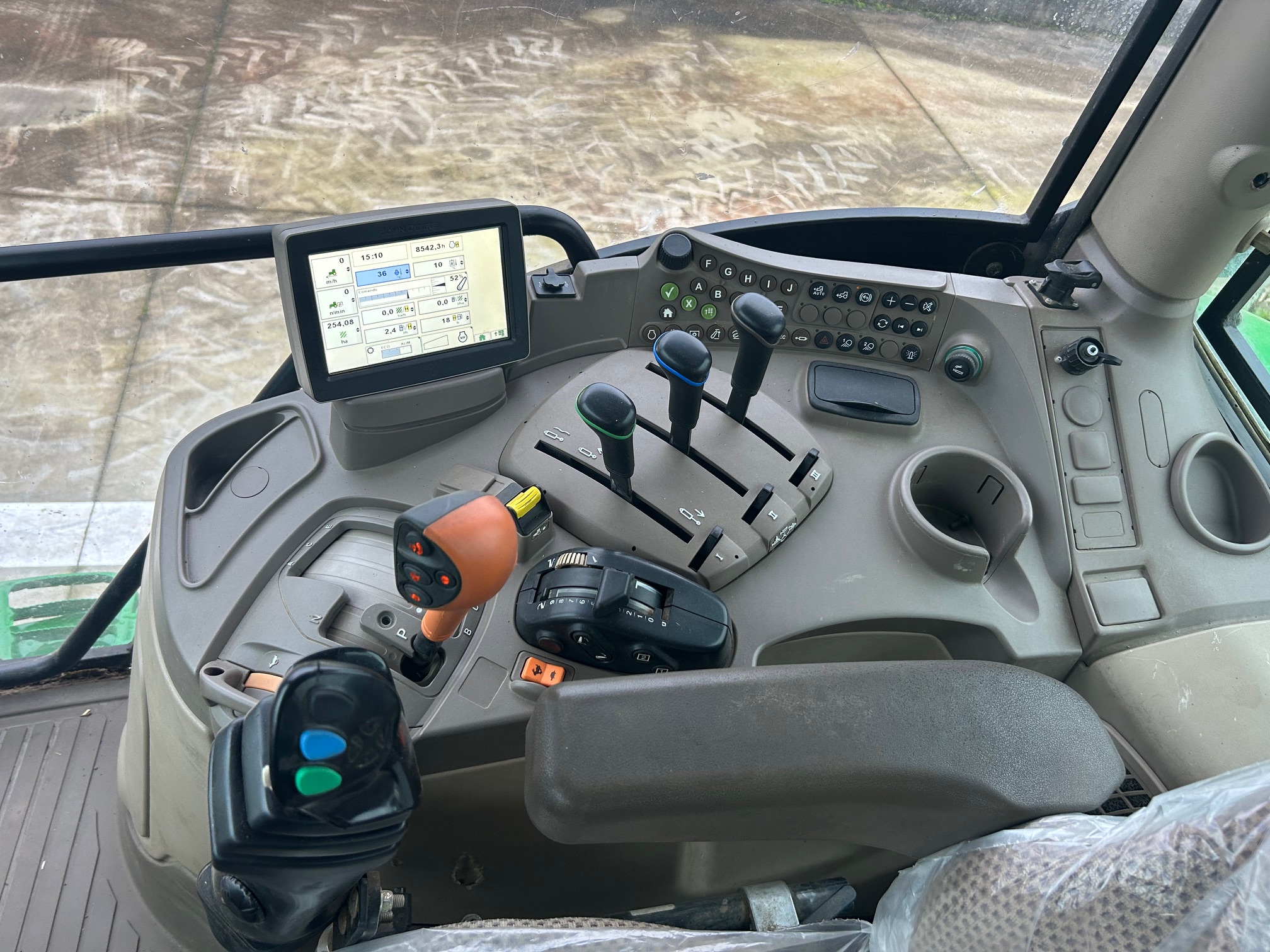 img-9151-2026-01-02.jpg TRACTOR JOHN DEERE 6115 R CON PALA MX T412