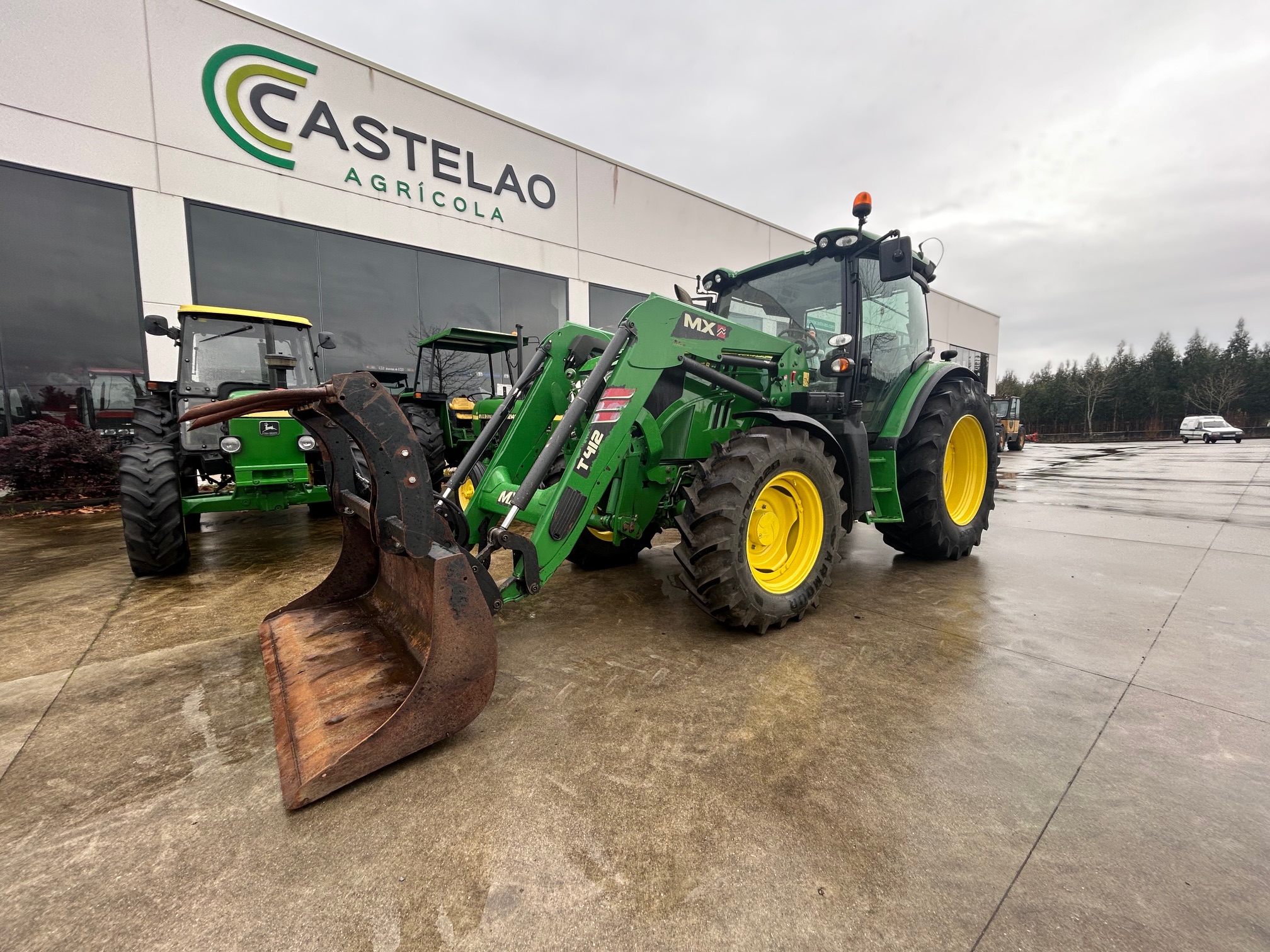 img-9194-2026-01-02.jpg TRACTOR JOHN DEERE 6115 R CON PALA MX T412