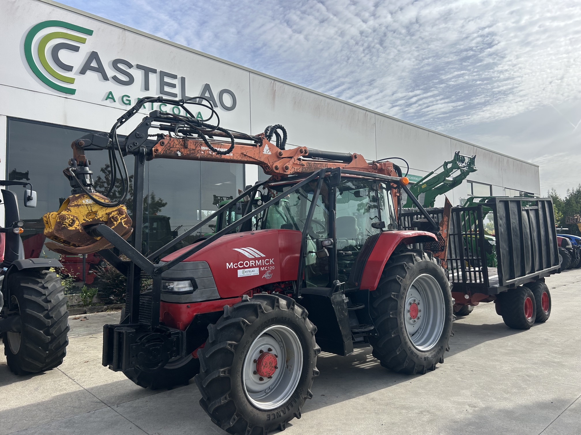 EQUIPO FORESTAL TRACTOR MCCORMICK MC120 CON GRUA 57TWL2 Y REMOLQUE GUERRA RTH8000A
