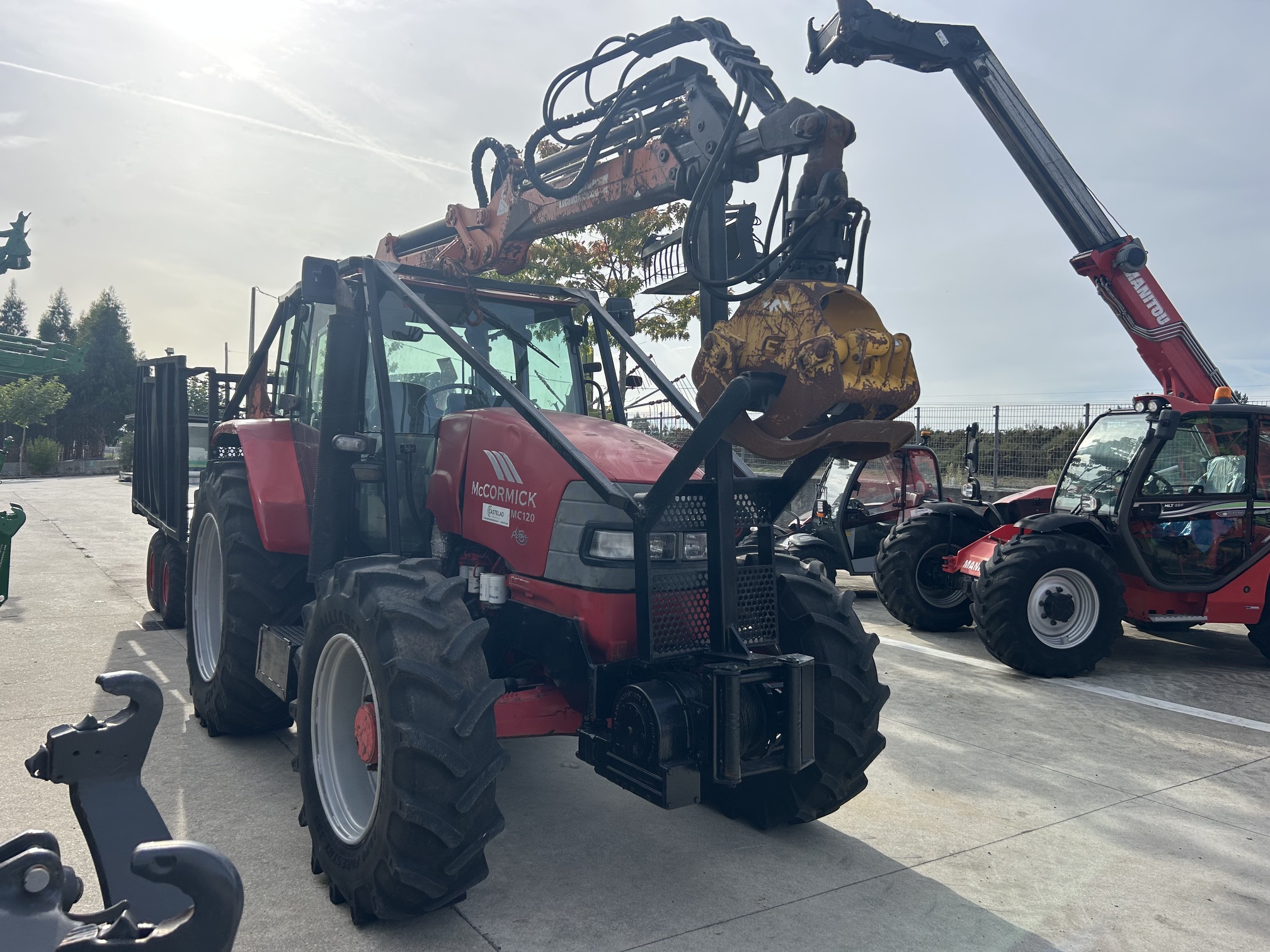 EQUIPO FORESTAL TRACTOR MCCORMICK MC120 CON GRUA 57TWL2 Y REMOLQUE GUERRA RTH8000A