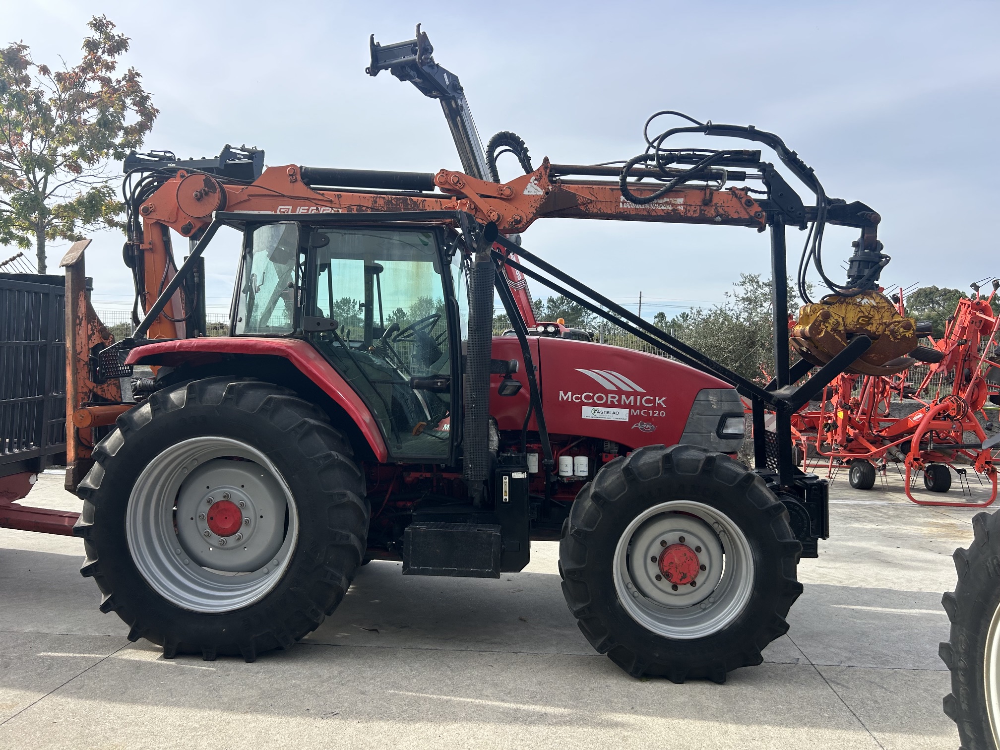 EQUIPO FORESTAL TRACTOR MCCORMICK MC120 CON GRUA 57TWL2 Y REMOLQUE GUERRA RTH8000A