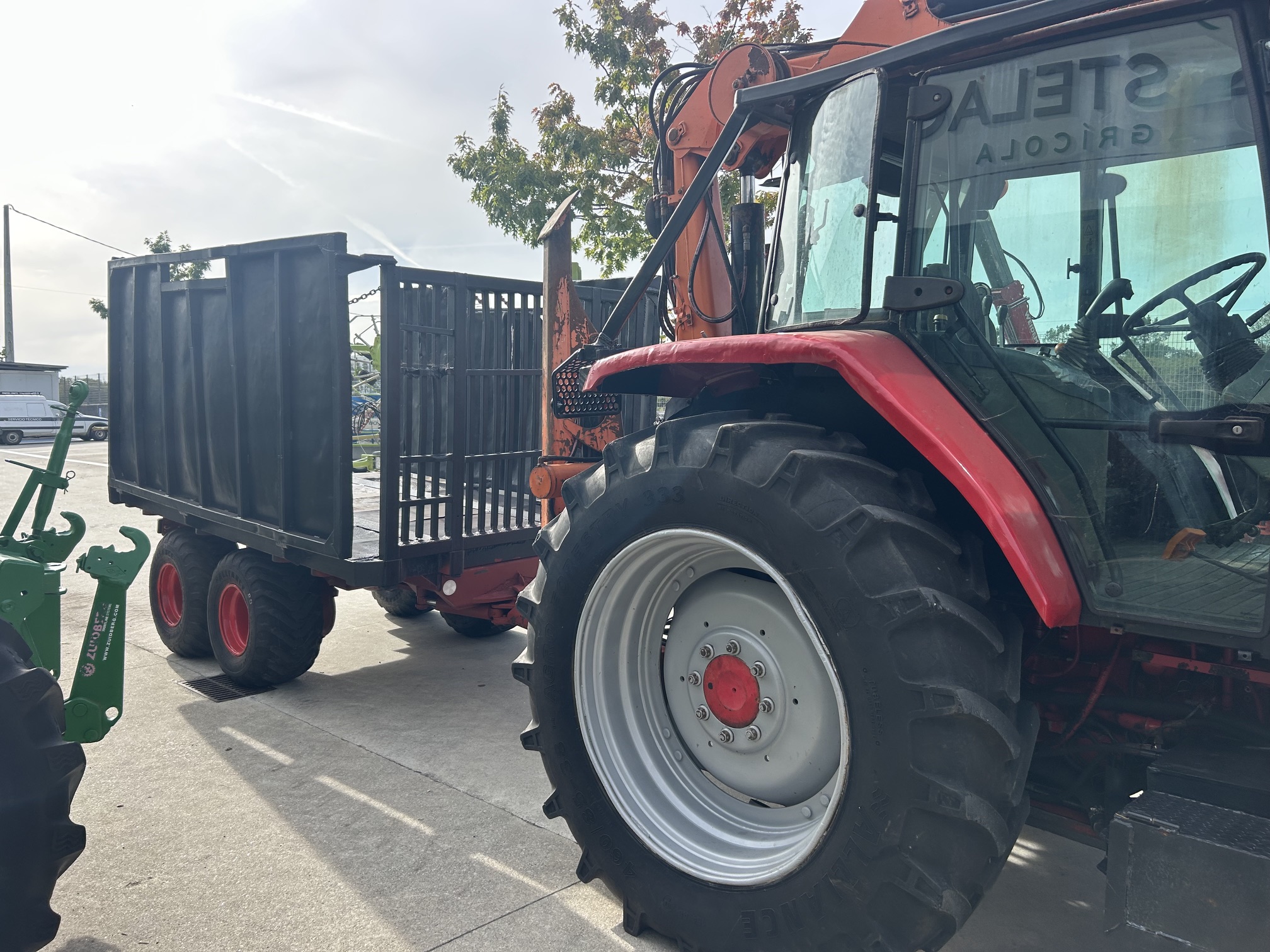 EQUIPO FORESTAL TRACTOR MCCORMICK MC120 CON GRUA 57TWL2 Y REMOLQUE GUERRA RTH8000A