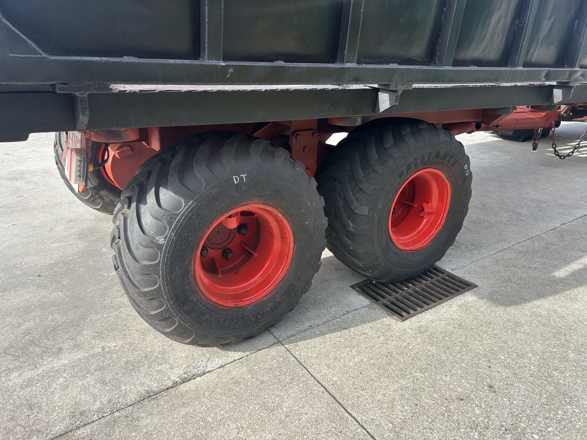 EQUIPO FORESTAL TRACTOR MCCORMICK MC120 CON GRUA 57TWL2 Y REMOLQUE GUERRA RTH8000A