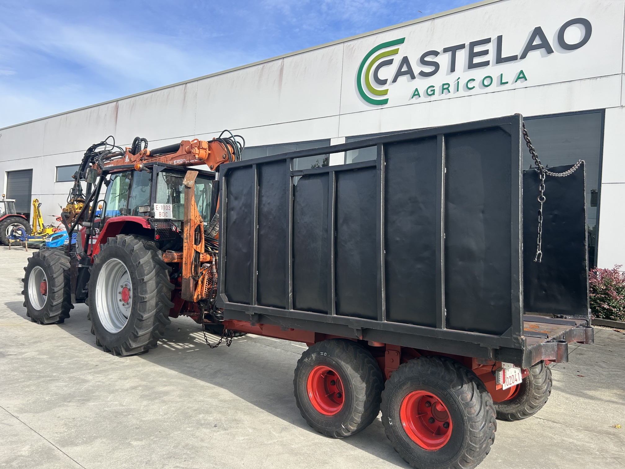 EQUIPO FORESTAL TRACTOR MCCORMICK MC120 CON GRUA 57TWL2 Y REMOLQUE GUERRA RTH8000A