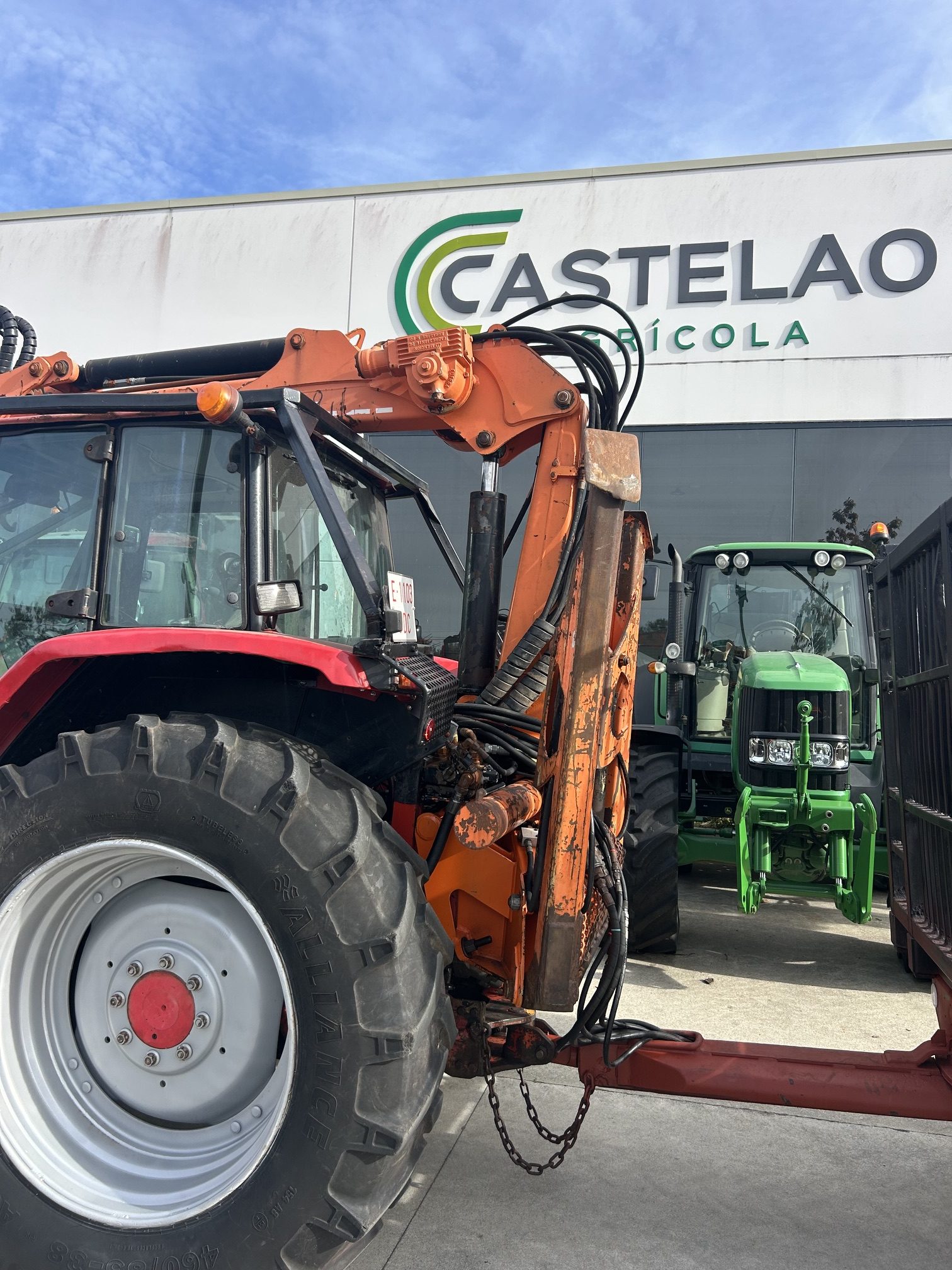 EQUIPO FORESTAL TRACTOR MCCORMICK MC120 CON GRUA 57TWL2 Y REMOLQUE GUERRA RTH8000A