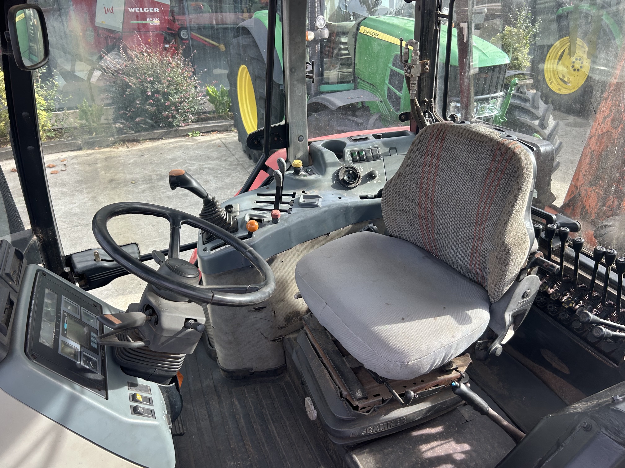 EQUIPO FORESTAL TRACTOR MCCORMICK MC120 CON GRUA 57TWL2 Y REMOLQUE GUERRA RTH8000A